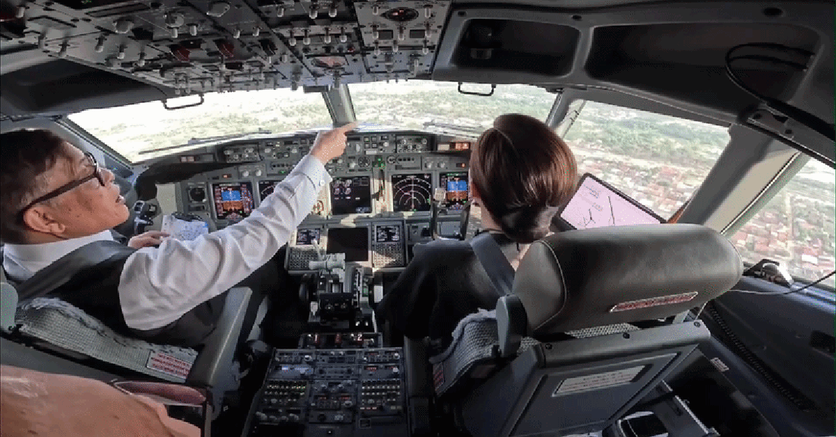 Hình ảnh hiếm: Vua và Hoàng hậu Thái Lan tự lái chuyên cơ hoàng gia thăm Lào