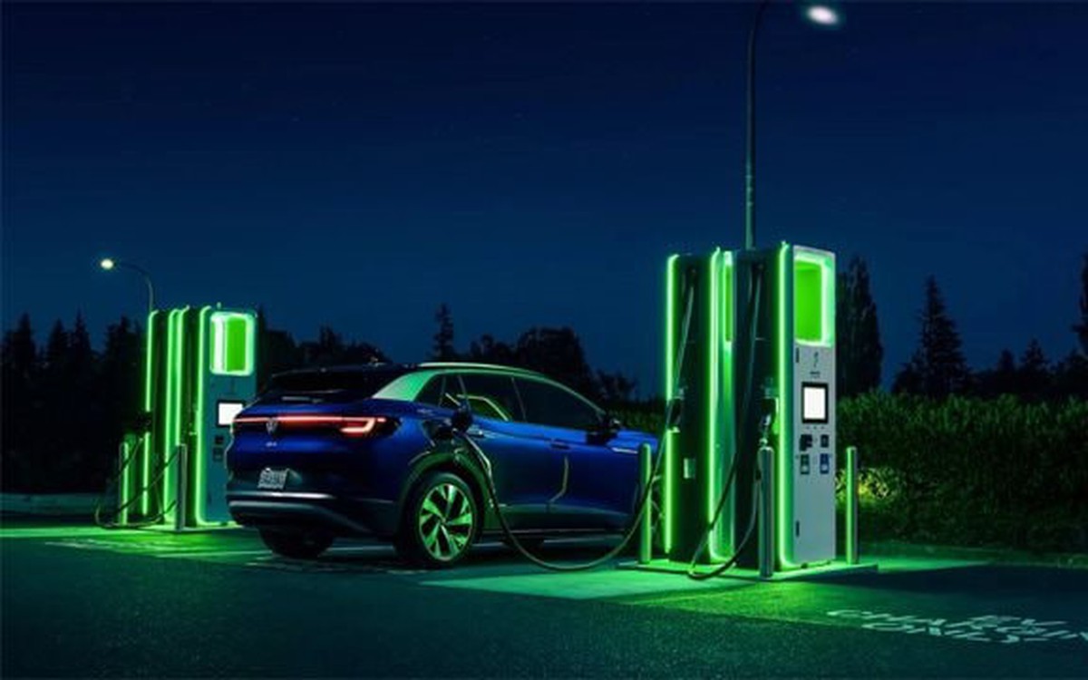 Quốc gia này phải kêu gọi người dân ngừng sạc xe điện vào ban đêm do thiếu tới 90.000 tấn dầu