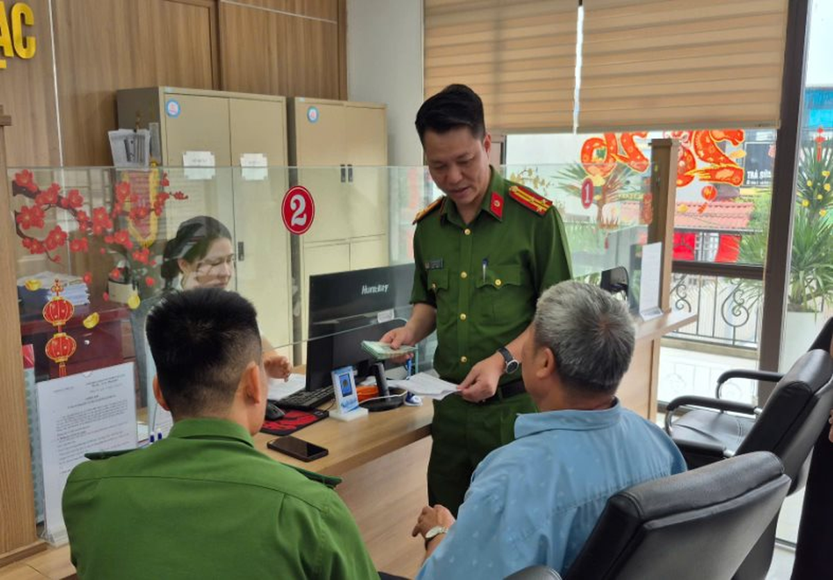 Người đàn ông SN 1953 tới ngân hàng giao dịch 40 triệu đồng, công an ập tới xác minh