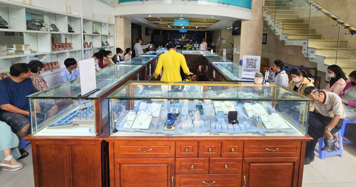 Sau cú rơi 8 triệu đồng/lượng, tiệm vàng xuất h...