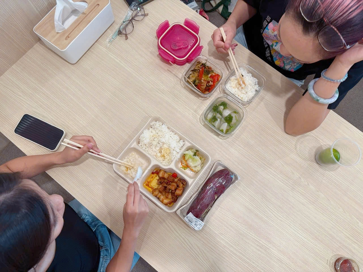 Hàng quán tăng giá, dân văn phòng rủ nhau thành lập 'hội cơm nhà'