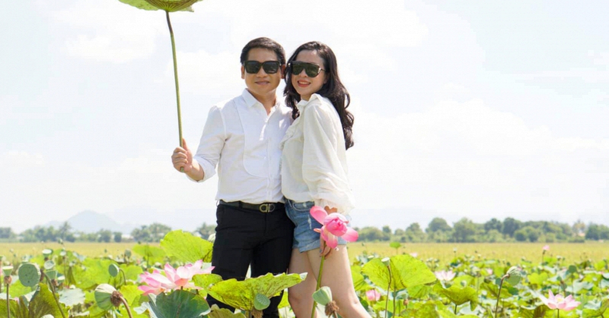 Cuộc sống tuổi 50 của "ông hoàng nhạc đỏ" và mối tình từ thời cấp 3: Quấn quýt không rời