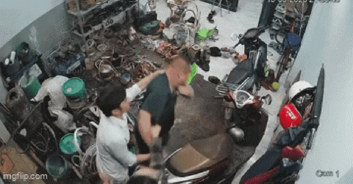 Xuất hiện clip thứ 2 vụ người đàn ông ở Hà Nội bị 3 đối tượng lạ kéo từ trong nhà ra ngoài đánh