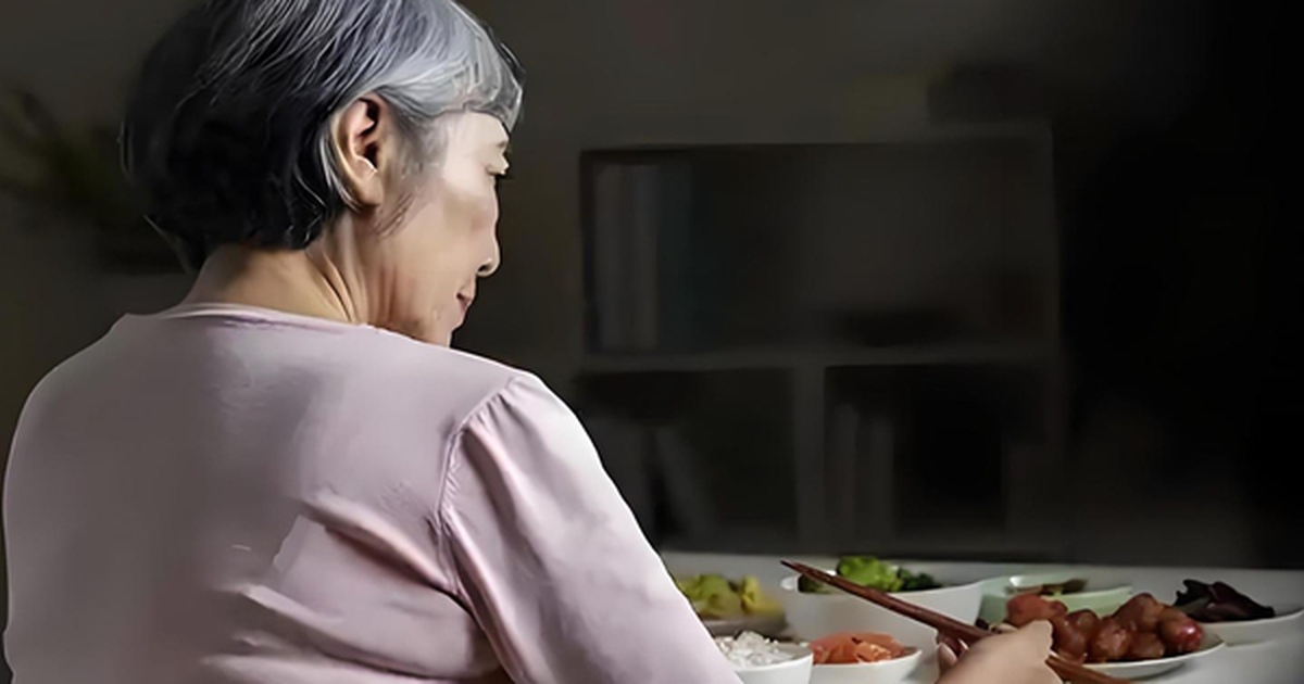 57 tuổi sống chung với bạn trai, mỗi tháng trả 3,5 triệu tiền sinh hoạt: Tôi nhận ra mình đang “trả tiền để làm giúp việc”