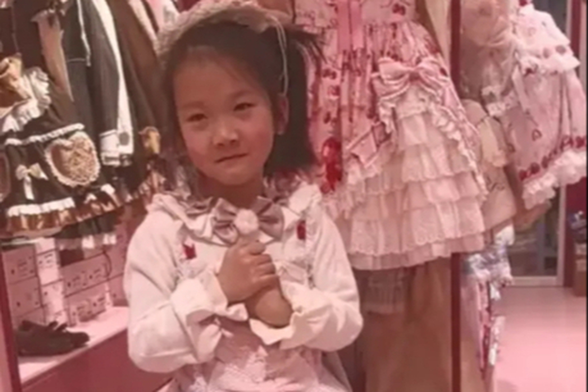 Bức ảnh bé gái trong cửa hàng quần áo "tố cáo" sự bất lực của nhiều cha mẹ!