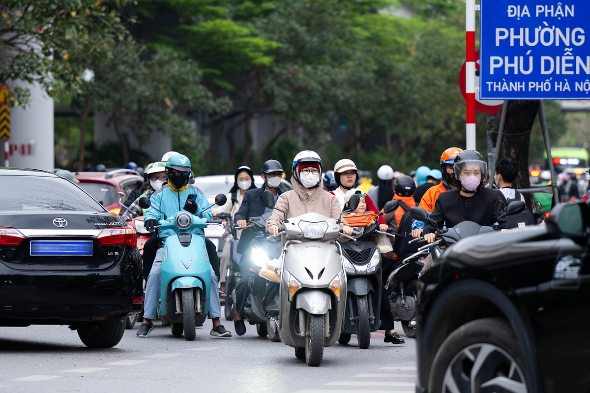 Ảnh, clip: Xe máy nối đuôi nhau, rồng rắn đi ngược chiều ở Hà Nội