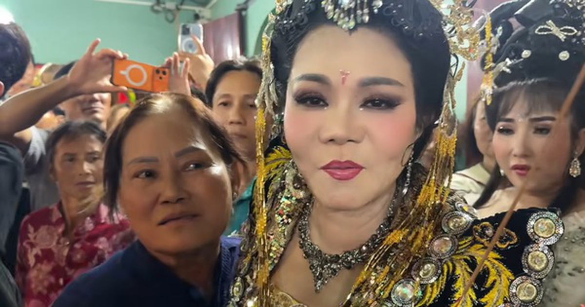 Nữ NSƯT từ Mỹ về: Khán giả vây chật cứng, trợ lý phải kêu gọi