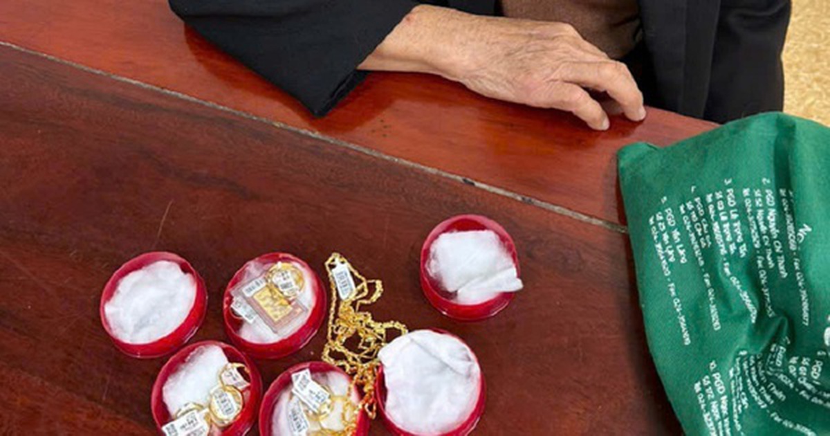 Phát hiện cụ bà 70 tuổi mang 19 chỉ vàng tới tiệm vàng giao dịch, công an lập tức ngăn chặn