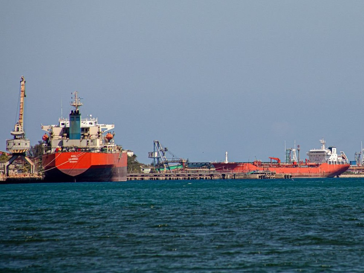 Đang trên đường tới Cuba, một tàu chở 200.000 thùng dầu Nga bất ngờ đổi hướng tới nước láng giềng của Havana