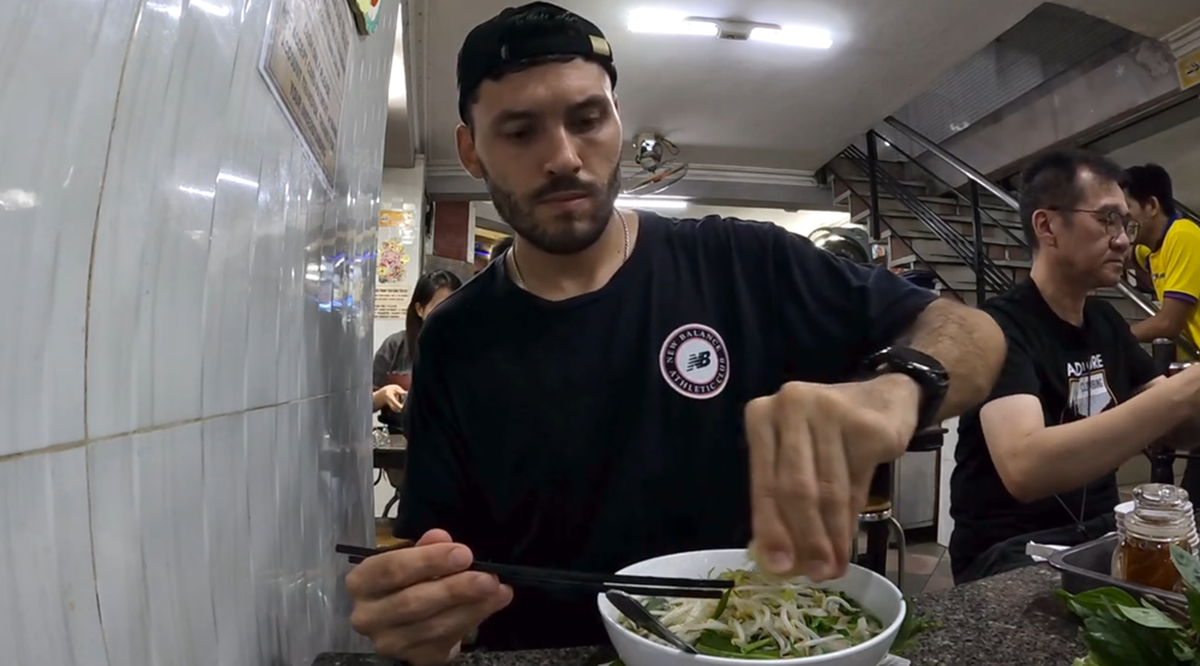 Khách Tây tự tin đi ăn quán Việt bằng tiếng Việt: Món đầu gọi sai tên, món thứ hai khiến nhân viên phục vụ “sốc“