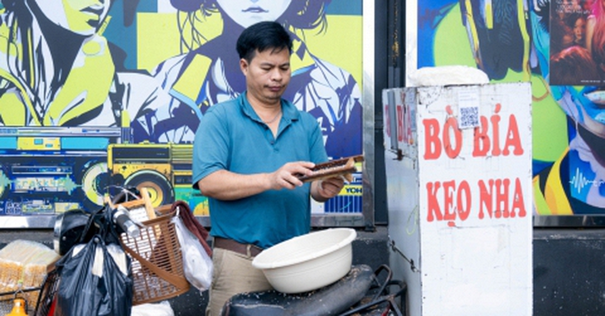 Clip: Đi tìm anh bán bò bía bí ẩn nhất Việt Nam, tiết lộ lý do mắt "đảo như lạc rang" khi bán hàng