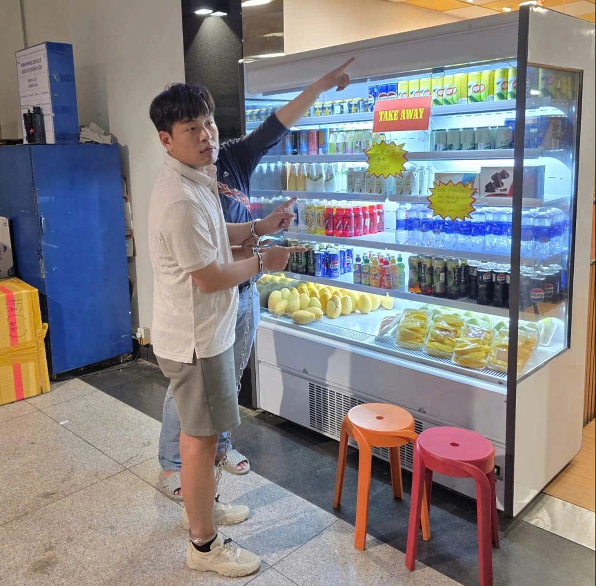 Vụ người đàn ông tử vong trong khách sạn ở TP.HCM: Bắt giữ nghi can, phát hiện hung khí trên nóc tủ đồ uống ở sân bay Tân Sơn Nhất