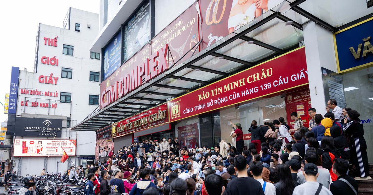 Giá vàng giảm mạnh, người Hà Nội chen chúc từ rạng sáng “bắt đáy”: "Giảm sâu thế này nên tranh thủ mua một ít"