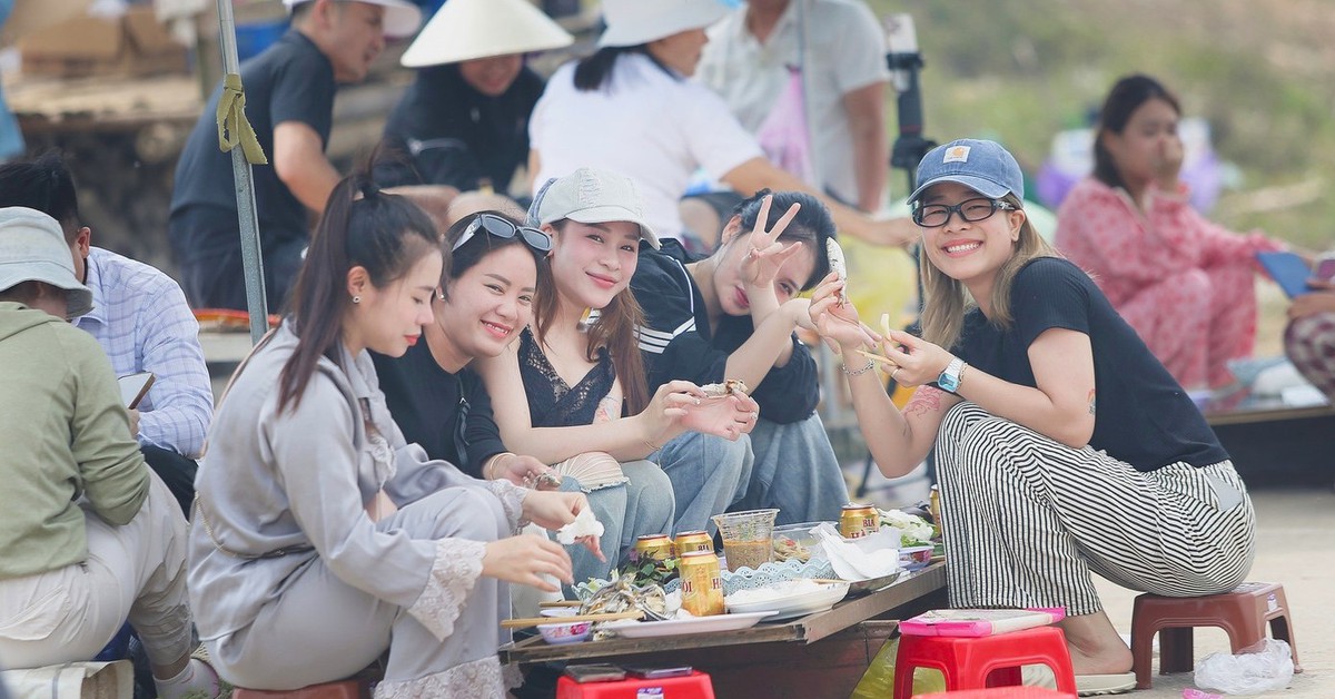 Du khách "phát sốt" với cá trích nướng bãi biển