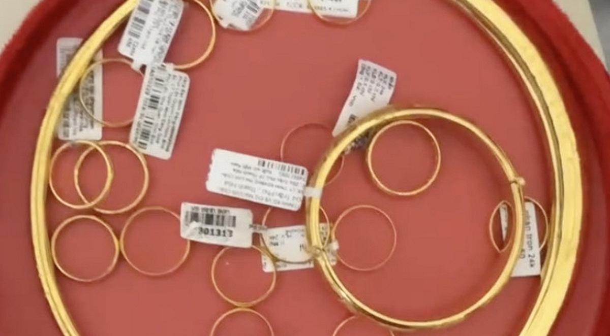 Cô gái Hà Nội sốc nặng khi bán 2 cây vàng cưới ước tính 326 triệu, chủ tiệm chỉ đưa 312 triệu, netizen: Vậy là chính xác rồi!