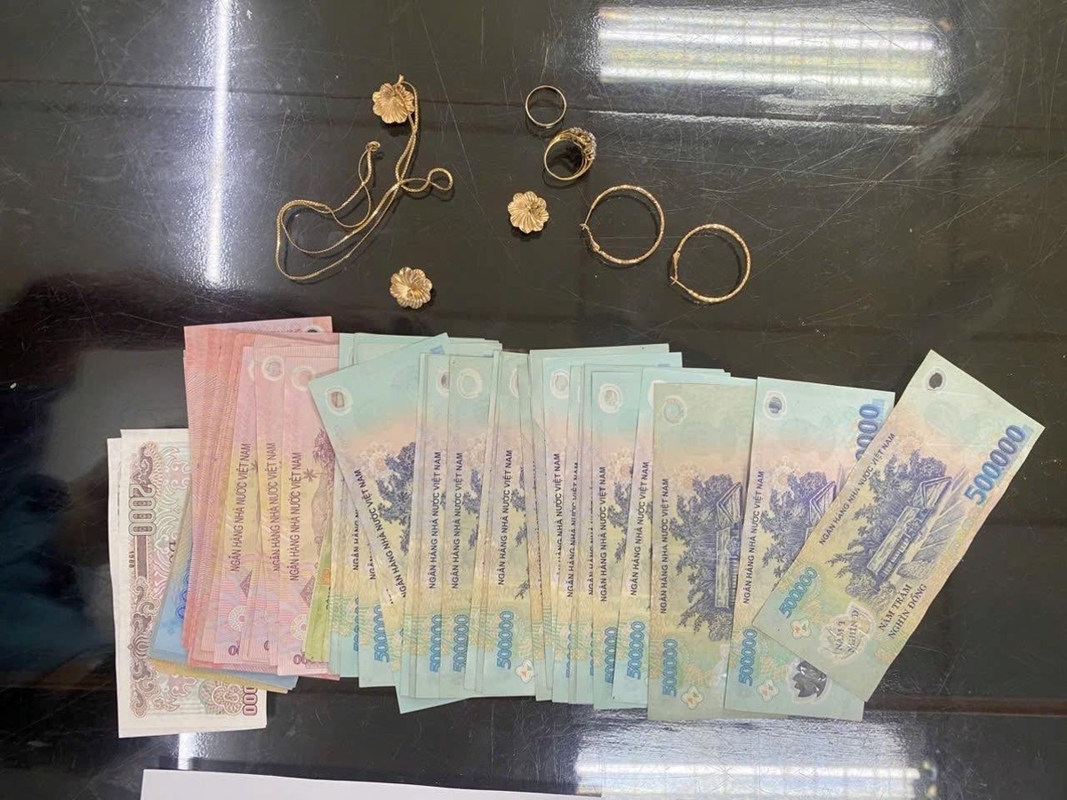 Phát hiện 78 tờ tiền có mệnh giá từ 2.000 - 500.000 đồng trong chiếc túi bỏ quên trên chuyến tàu Bắc - Nam