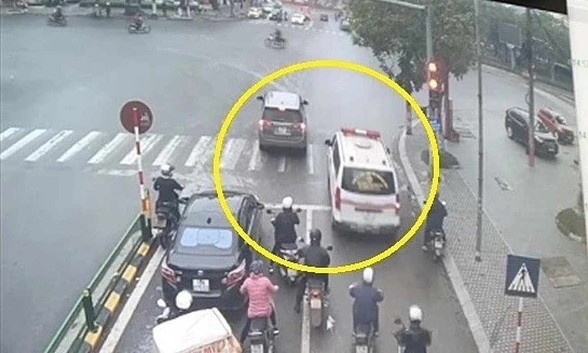 Nhận thông báo phạt nguội sau khi vượt đèn đỏ nhường đường xe cấp cứu, Cục CSGT hướng dẫn cách xử lý