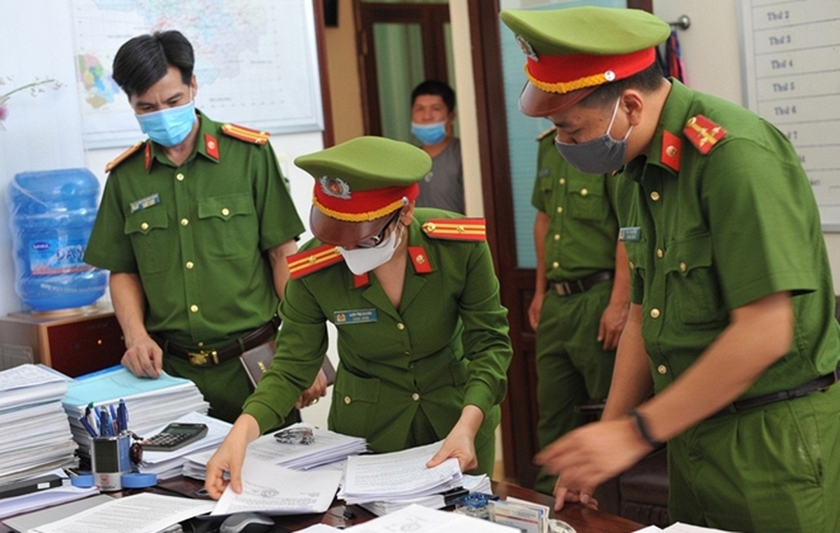 Thi hành lệnh bắt tạm giam, khám xét với giám đốc Trần Nguyên Vũ