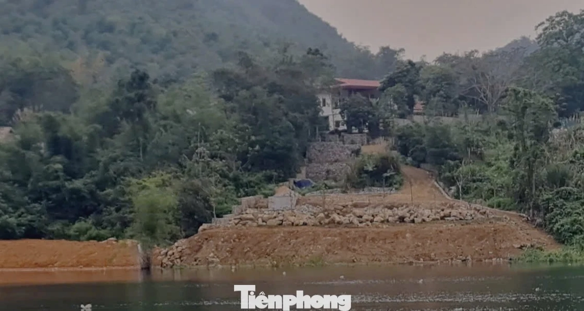 Vụ bạt núi, lấn hồ du lịch quốc gia: Gần một tháng vẫn chưa bốc dỡ xong khu đất vi phạm