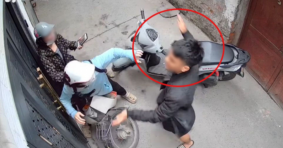 Bức xúc clip nam thanh niên chặn đánh 2 phụ nữ trong ngõ ở Hà Nội: Công an thông tin bất ngờ