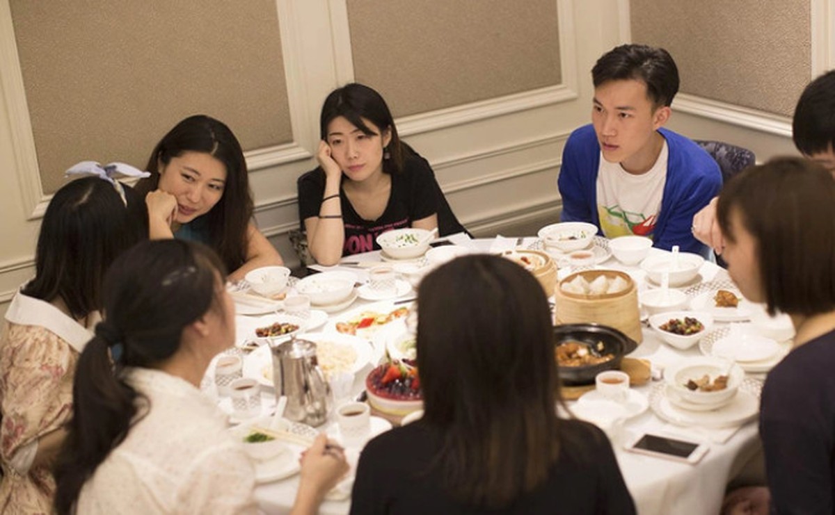 Đi họp lớp, bạn bè khoe mua nhà 17 tỷ đồng, ở biệt thự 300m², tôi nói đang thuê trọ: Về nhà nhận được dòng tin nhắn cả đời không thể quên