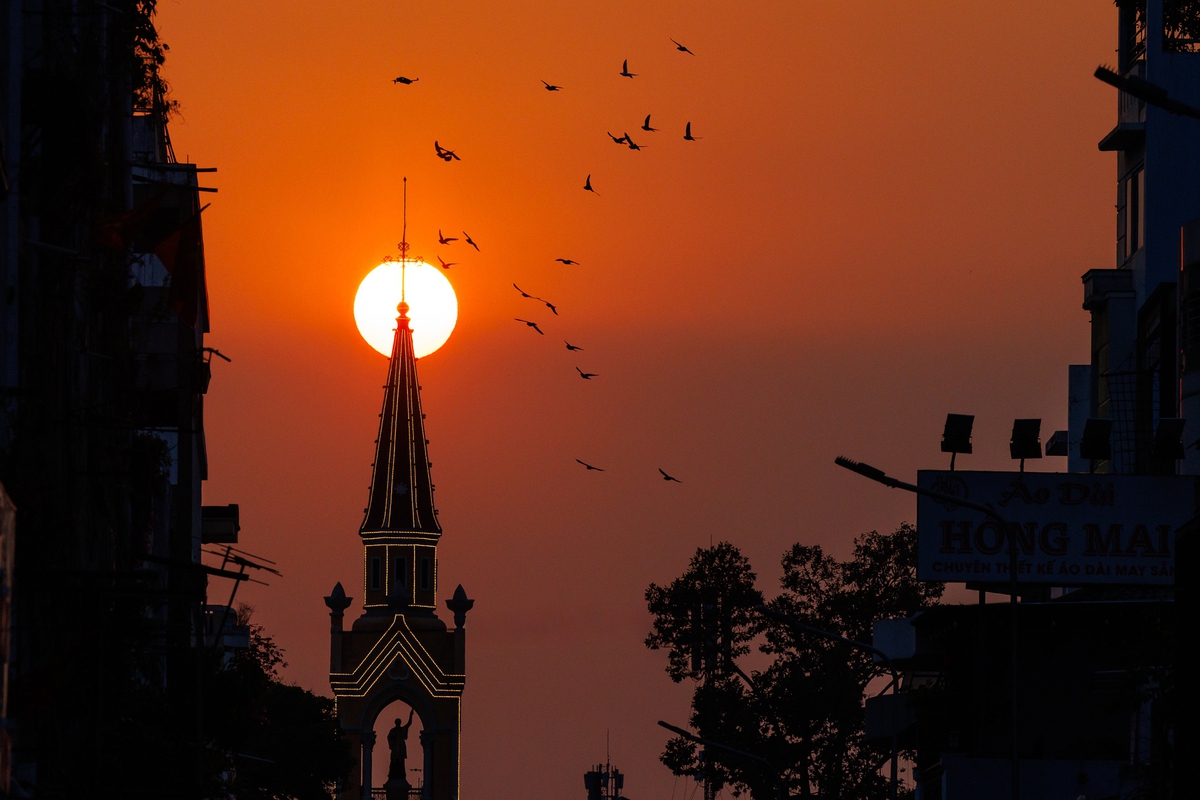 Cảnh tượng hiếm thấy: Người dân TP.HCM dừng xe ngắm hoàng hôn đỏ rực tại Nhà thờ Chợ Lớn