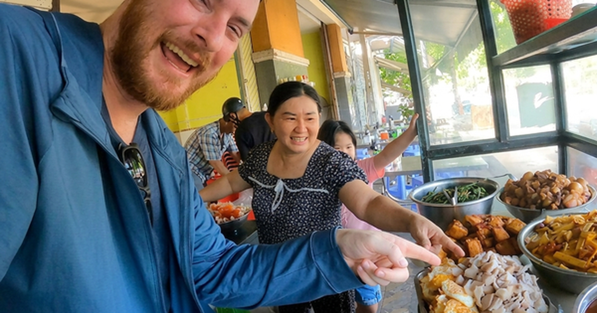 Muốn khen món ăn "rất thơm", anh Tây nói nhầm một chữ khiến chủ quán tắt nụ cười