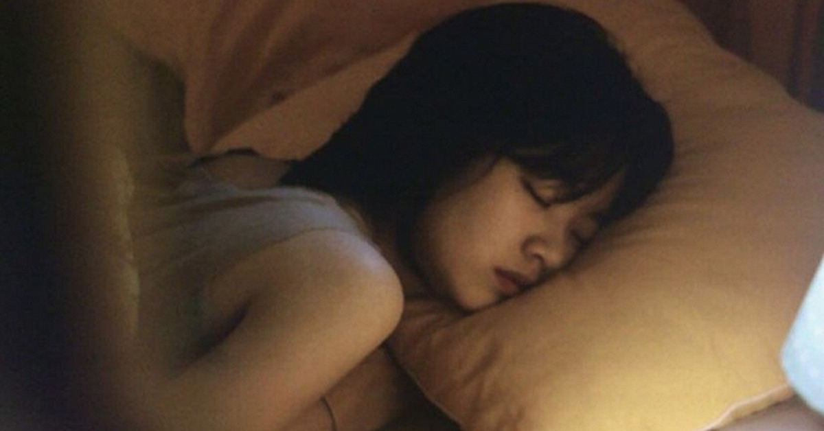 Nữ sinh 20 tuổi cân nặng tăng vọt lên 90kg, mắc tiểu đường, huyết áp cao vì 1 thói quen nhiều người làm mỗi đêm