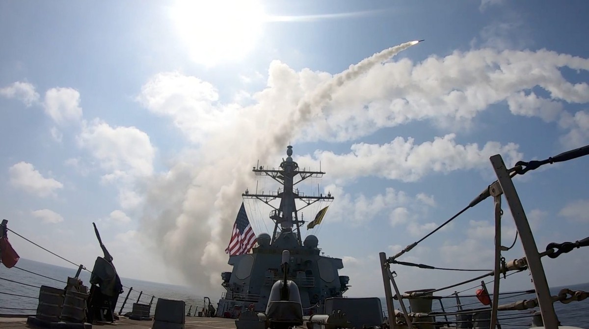 Một thứ biến mất vĩnh viễn sau mỗi quả tên lửa bắn ra: Xung đột với Iran làm lộ 'nút thắt cổ chai' của Mỹ