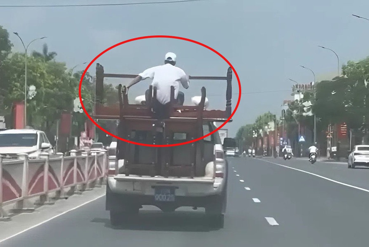 Ô tô biển xanh chở người ngồi "vắt vẻo" sau thùng xe giữ bàn ghế bị người dân phản ánh: Hé lộ cái kết