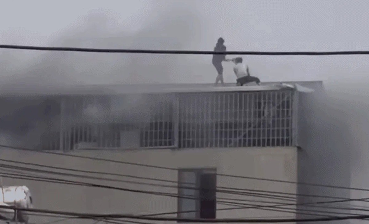 Người đàn ông kể giây phút bắc thang cứu 7 người trong vụ cháy ở Hà Nội: "Rất nguy hiểm nhưng tôi nghĩ phải cố gắng hết sức"