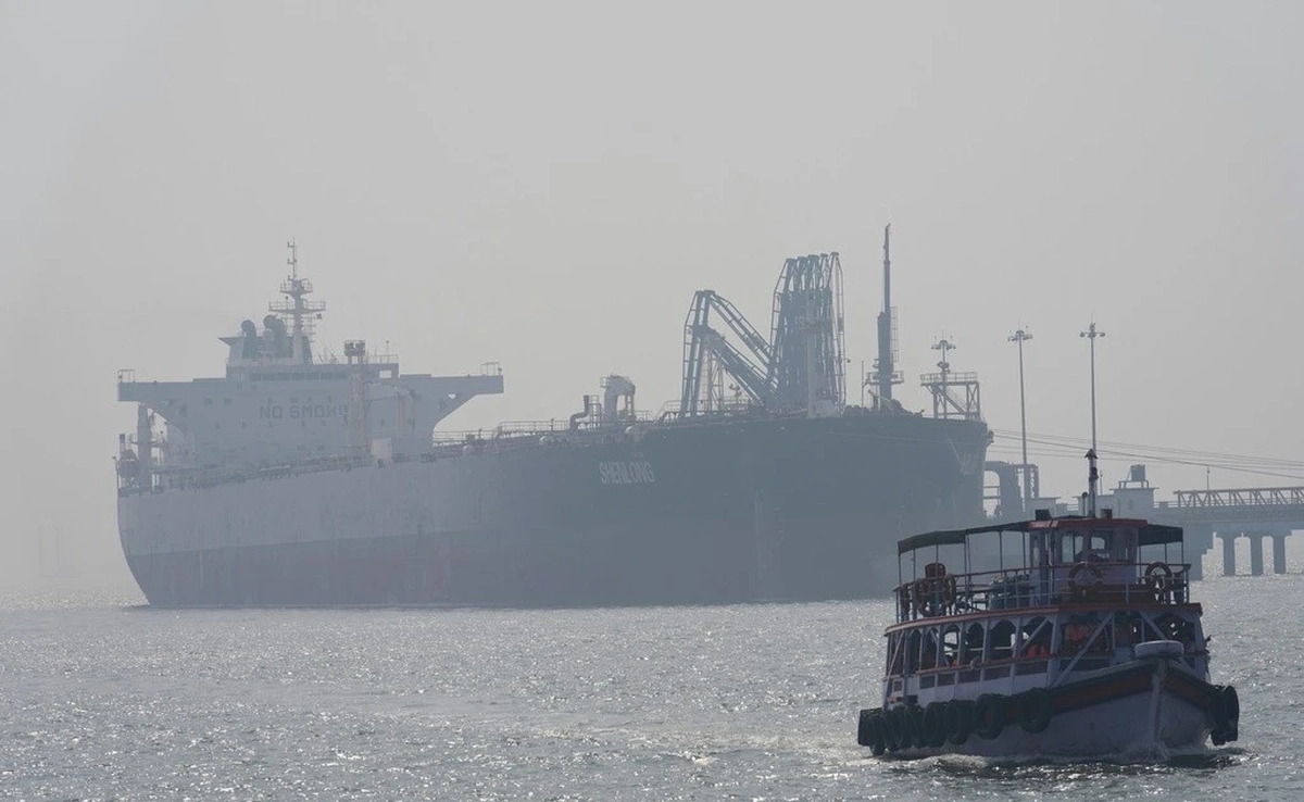 Iran cho phép các tàu "không thù địch" qua eo biển Hormuz