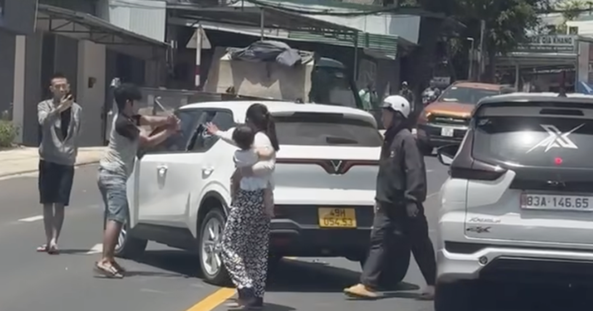 CLIP: Người chồng đập phá xe taxi chở vợ giữa phố