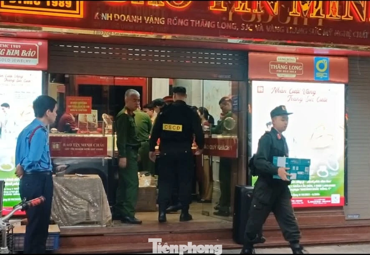 Cảnh sát thu giữ nhiều tài liệu tại cửa hàng vàng Bảo Tín Minh Châu