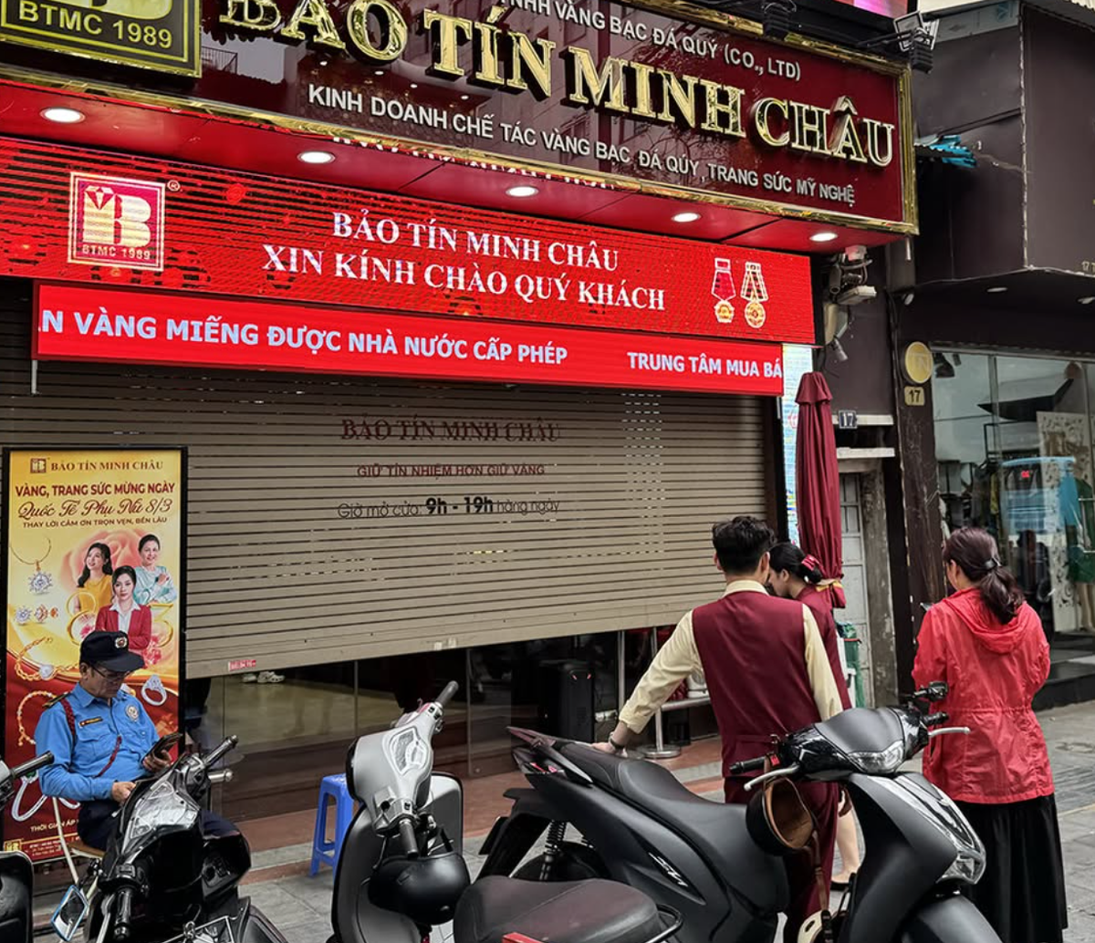 Cận cảnh cửa hàng Bảo Tín Minh Châu vào lúc này: Nhiều cảnh sát xuất hiện, nhiều thùng carton được thu giữ