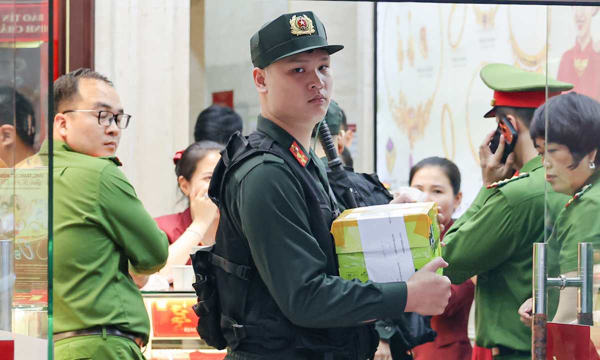 Công an thu giữ nhiều thùng tài liệu tại 2 cửa hàng Bảo Tín Minh Châu ở Hà Nội