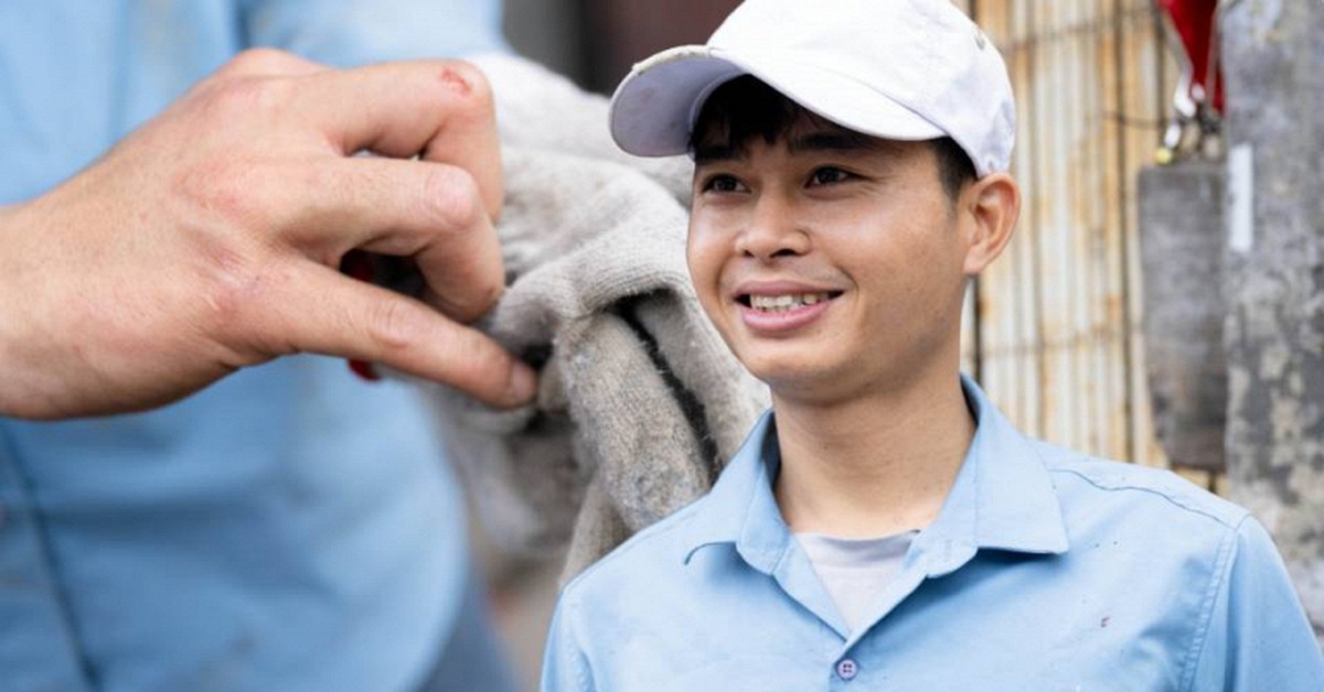 Danh tính người đàn ông phá mái tôn cứu người trong đám cháy rồi âm thầm rời đi: “Ông trời có mắt hết, mình giúp được gì thì giúp thôi