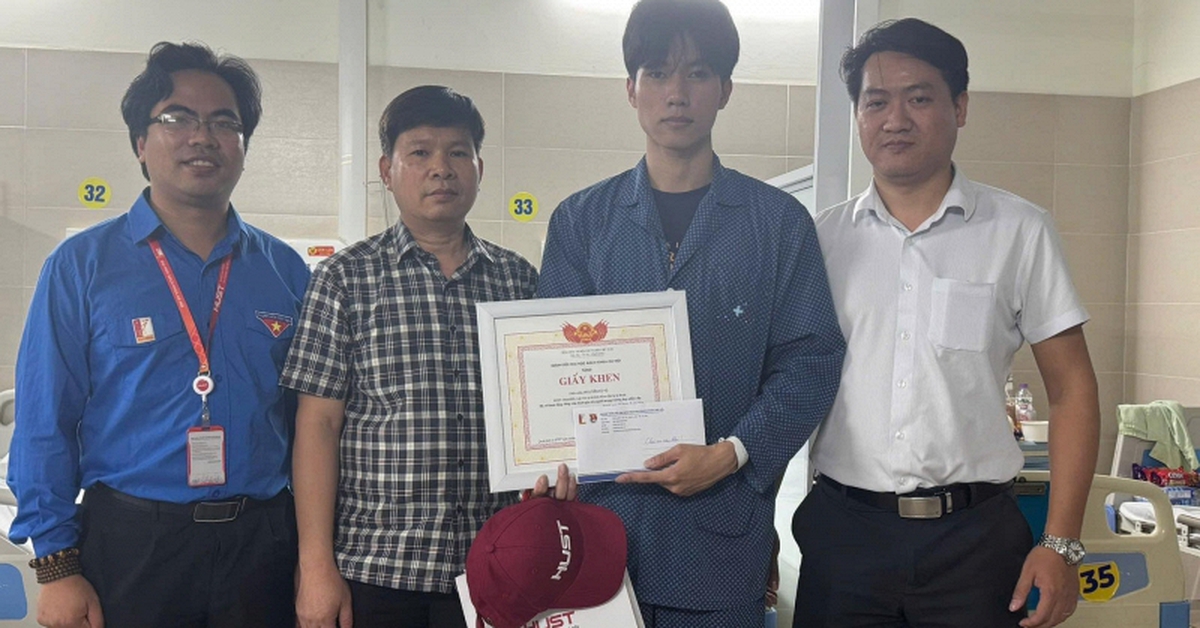 Đại học Bách khoa Hà Nội khen thưởng nam sinh dũng cảm cứu người trong vụ cháy tại Lĩnh Nam