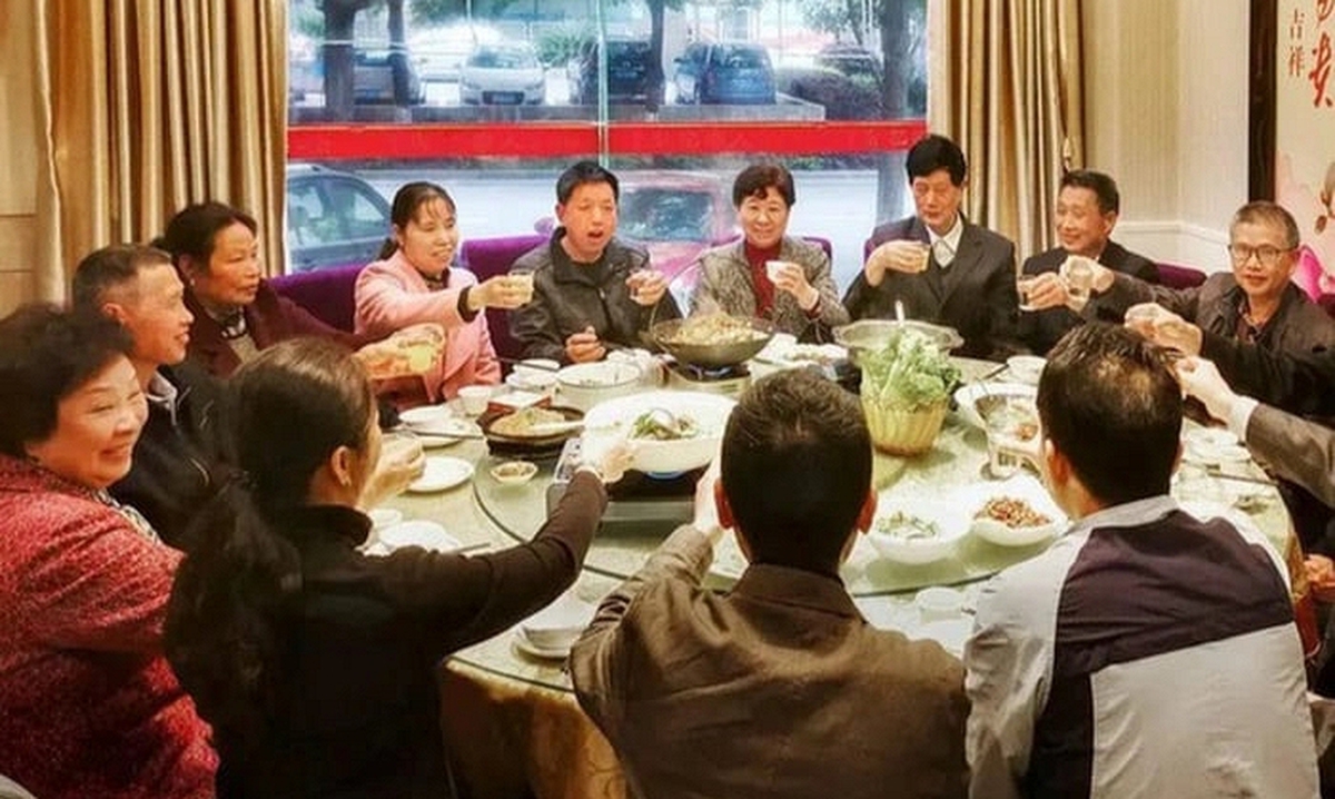 Dự đám cưới bạn cũ sau 20 năm ra trường nhưng đến nơi không ai nhận ra: Điều nghe được còn khiến tôi chạnh lòng hơn