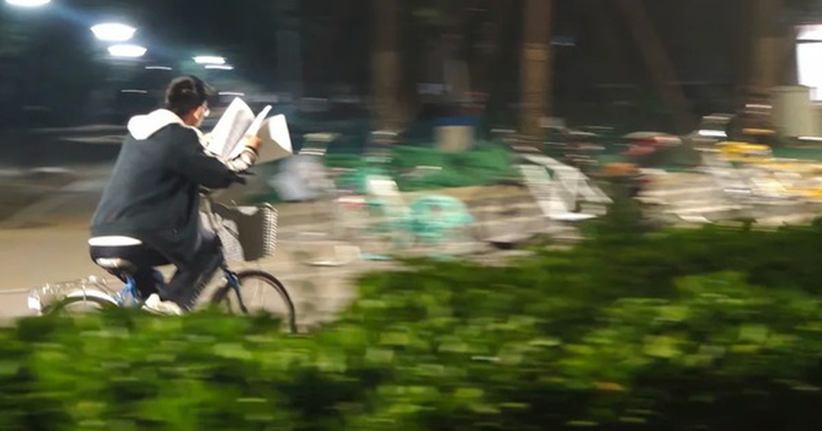 Bức ảnh "vừa đạp xe vừa học" gây sốt: Nhịp sống áp lực của sinh viên ĐH top 1!