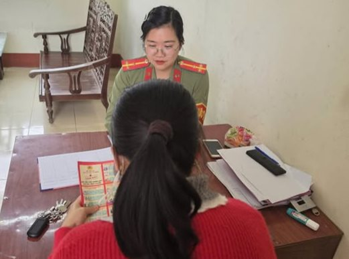 Công an làm việc với người phụ nữ 35 tuổi có thông báo liên quan đến vụ án rửa tiền 21,6 tỷ đồng