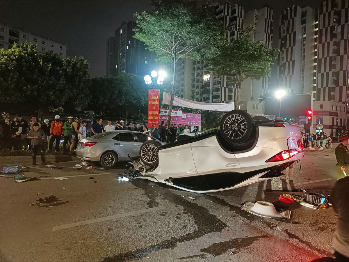 Ô tô Lexus tông liên hoàn khiến 2 người đi cấp cứu giữa đêm ở Hà Nội: Đã rõ nguyên nhân ban đầu