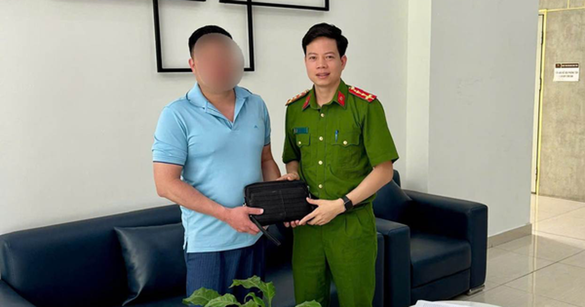 Phát hiện 100 triệu đồng tiền mặt nhiều mệnh giá nằm chơ vơ ở sảnh chung cư, bảo vệ SN 1964 lập tức trình báo công an