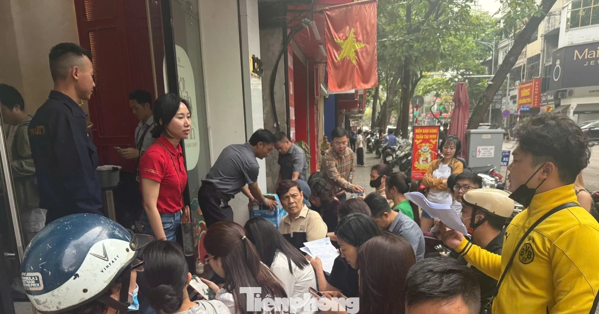 Dòng người thấp thỏm trên ‘phố vàng’ trước giờ Bảo Tín Minh Châu mở cửa