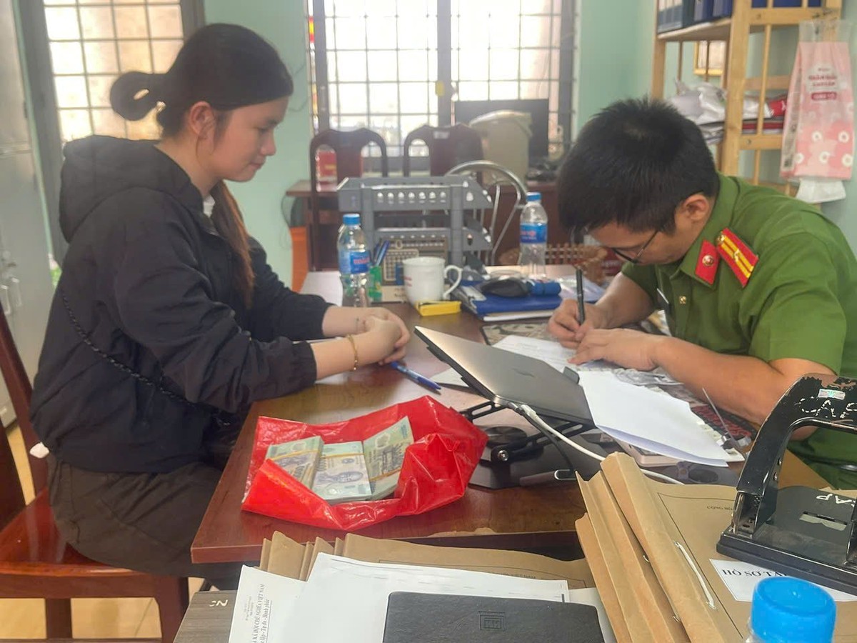 Phát hiện 120 triệu đồng tiền mặt trong chiếc túi nilon bị bỏ quên giữa đường