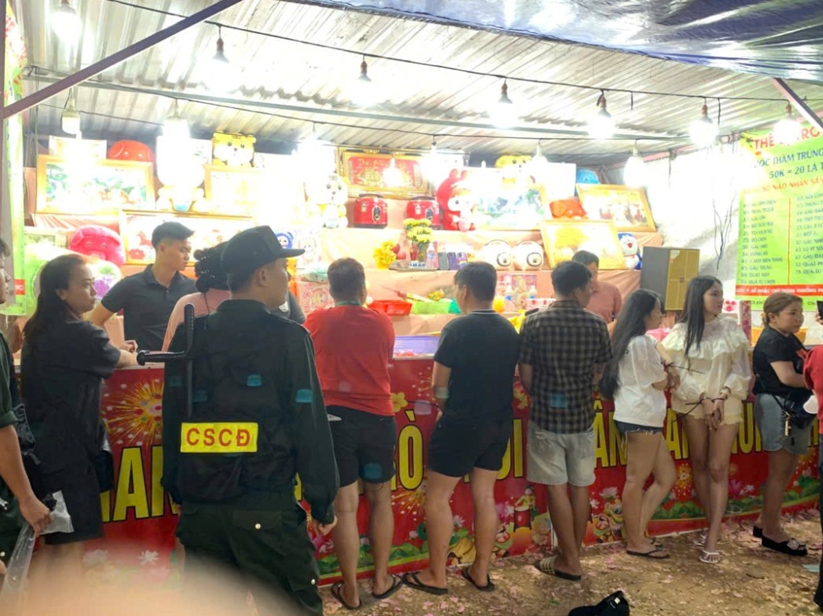 Ai là bị hại của nhóm dàn cảnh bốc thăm trúng thưởng ở hội chợ, liên hệ Công an gấp