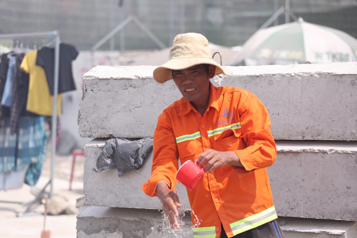 Nắng nóng bao trùm TP.HCM, kéo dài đến cuối tuần