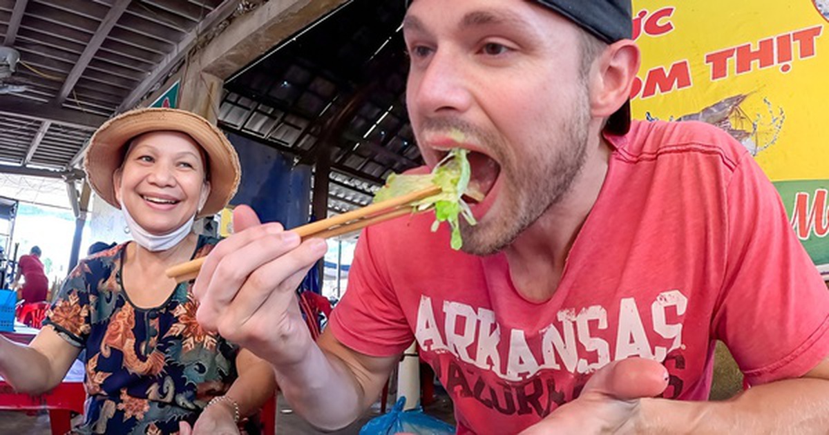 Muốn nói "Tôi ăn nhiều", anh Tây lỡ miệng thành "Tôi ăn nhậu" và cái kết khiến cả bàn cười nghiêng ngả