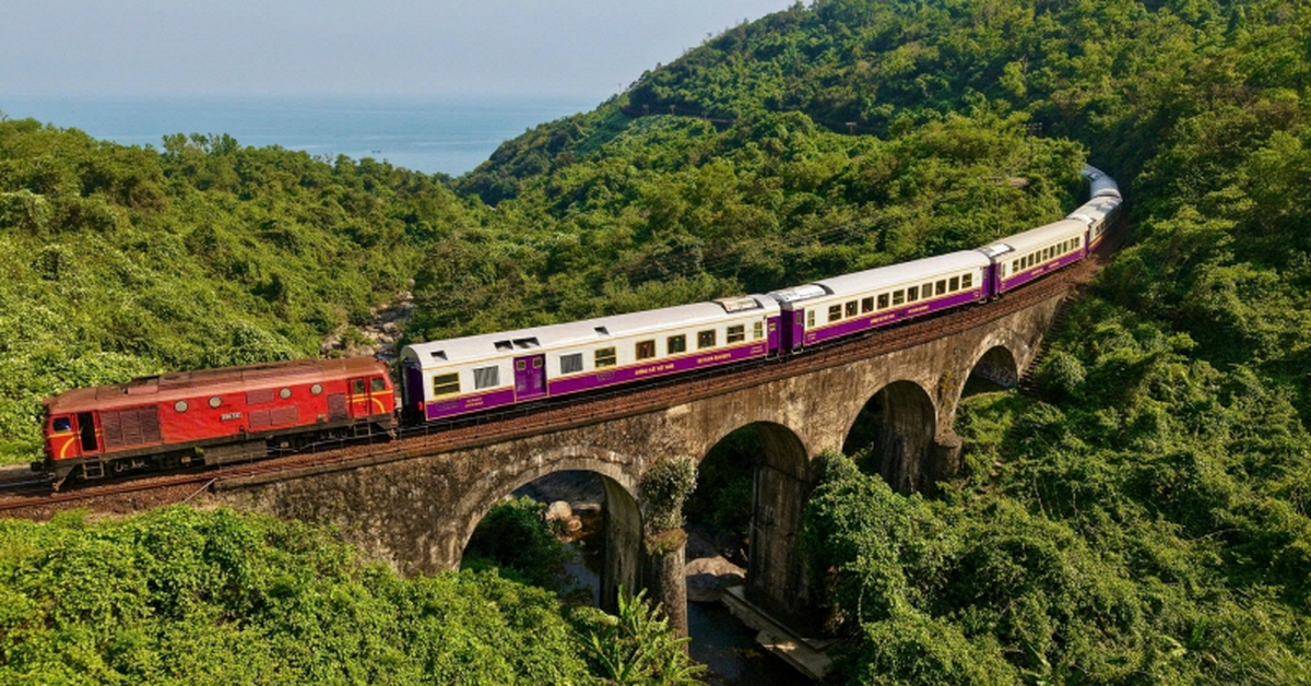 Chuyến tàu ‘xịn như khách sạn 5 sao’ mới nhất ở Việt Nam: Đi qua vịnh biển đẹp top 1 thế giới, giá chưa đến 200.000 đồng/người