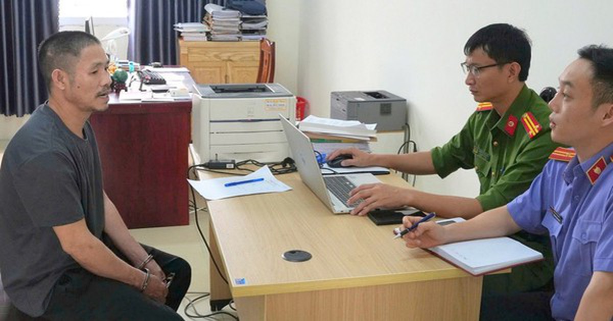 Xin bỏ qua lỗi vi phạm nồng độ cồn không được, mở cốp xe máy lấy búa đánh liên tiếp vào đầu CSGT